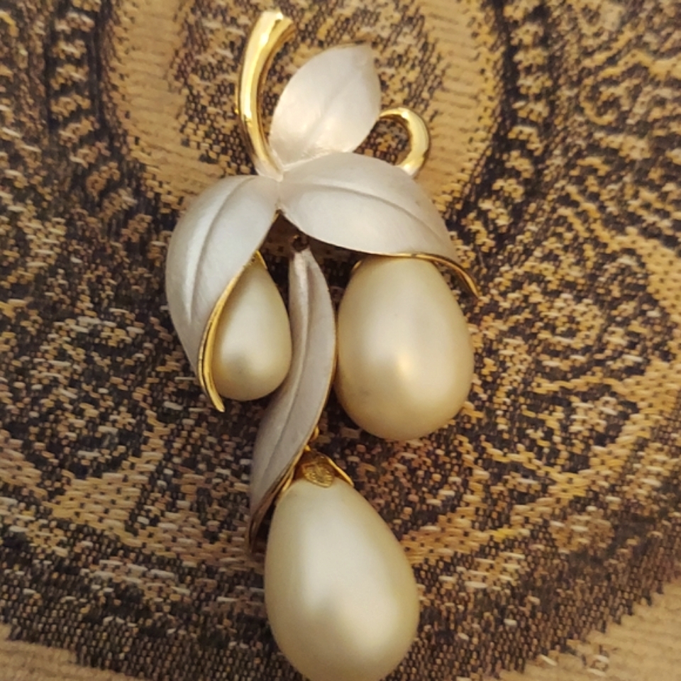Gorgeous Pearl Brooch/Pendent